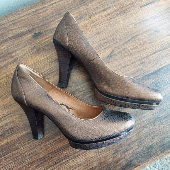 Sofft Pumps with Stacked Wood Heel - EUC - Picture 4 of 5